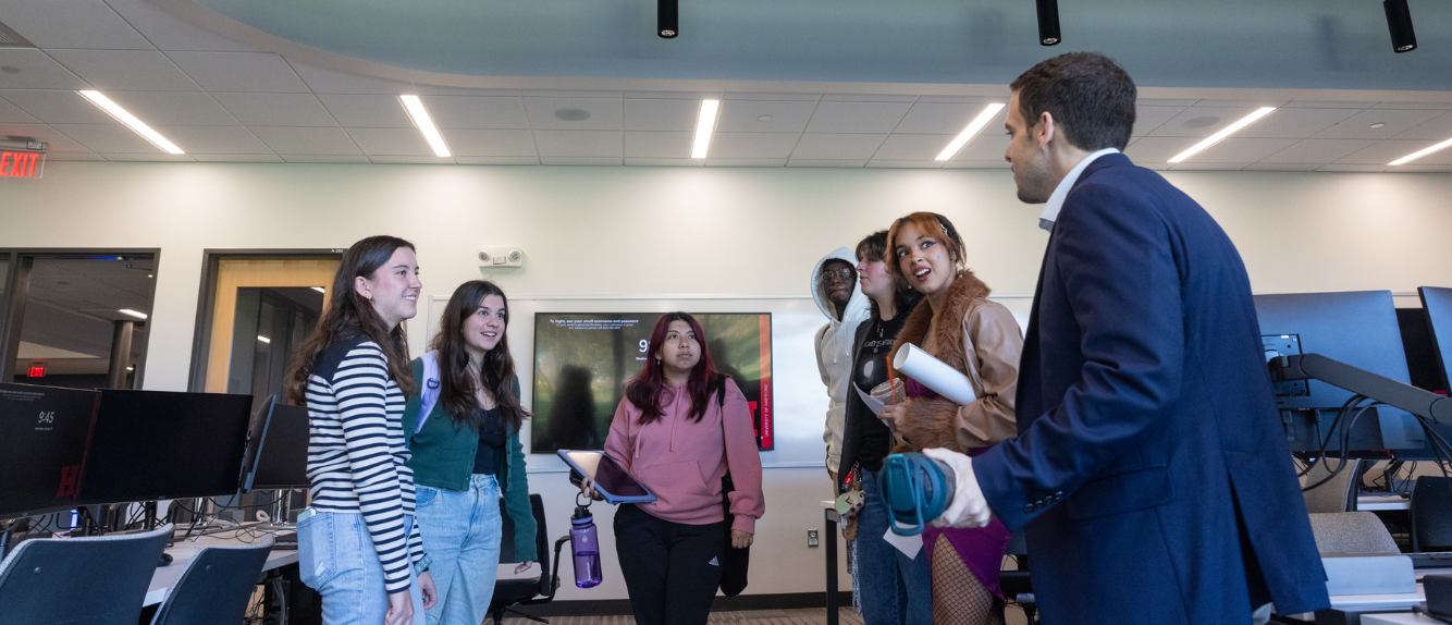 巴尼 students having a discussion at the trading lab